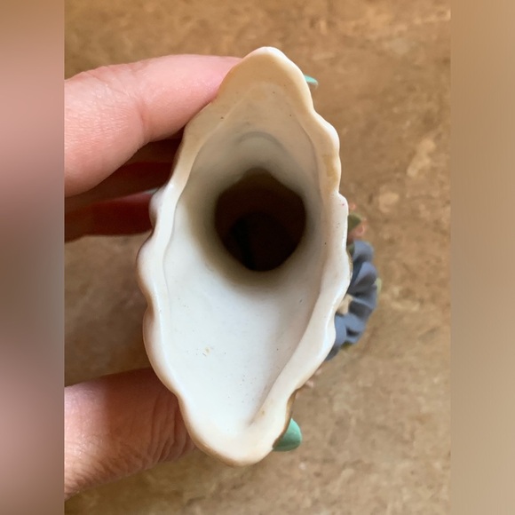 Vintage Porcelain Swan Flower Vase. 3D Adorements & Flowers. Gold Trim. - Picture 4 of 9